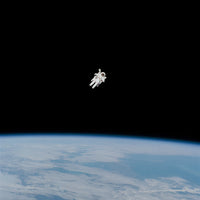 photo-wallpaper-lonely-astronaut-in-space