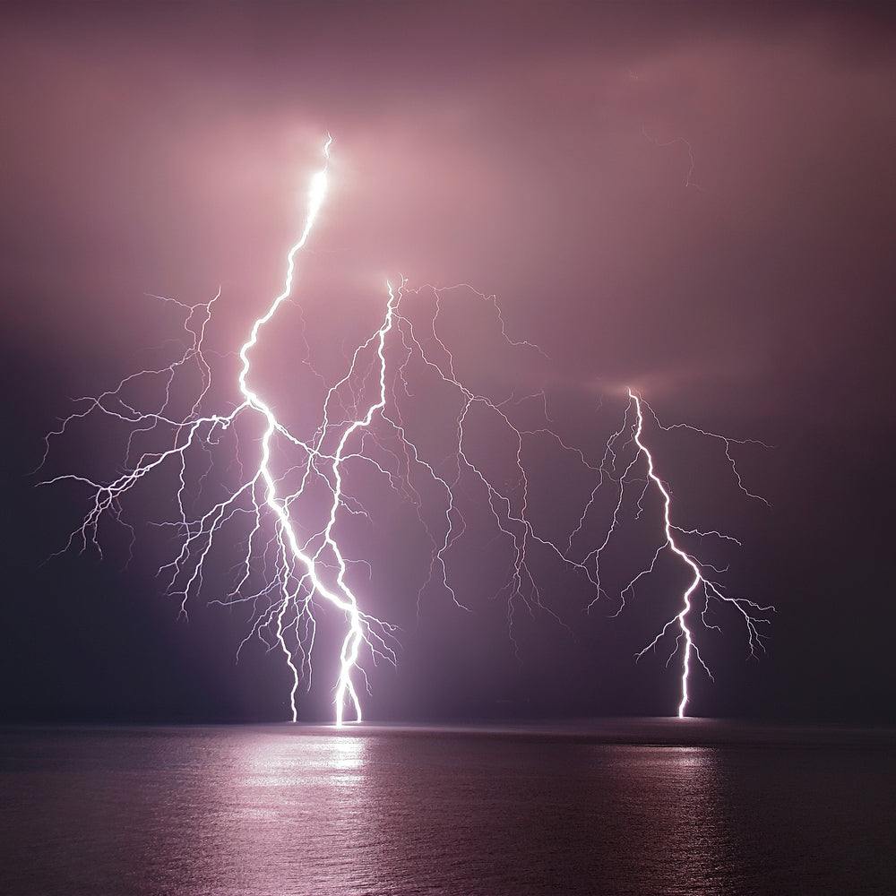 photo-wallpaper-thunderbolt-over-the-sea