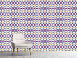 patterned-wallpaper-chandelier-decor